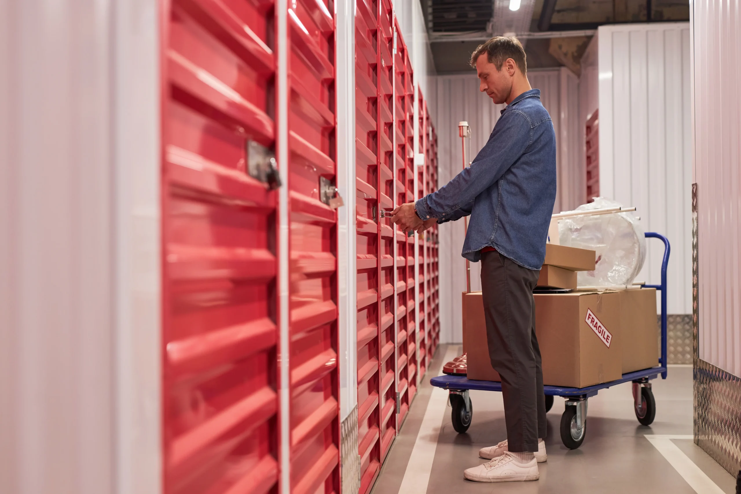 Louer un box de stockage à Besançon : ce qu'il faut savoir avant de signer